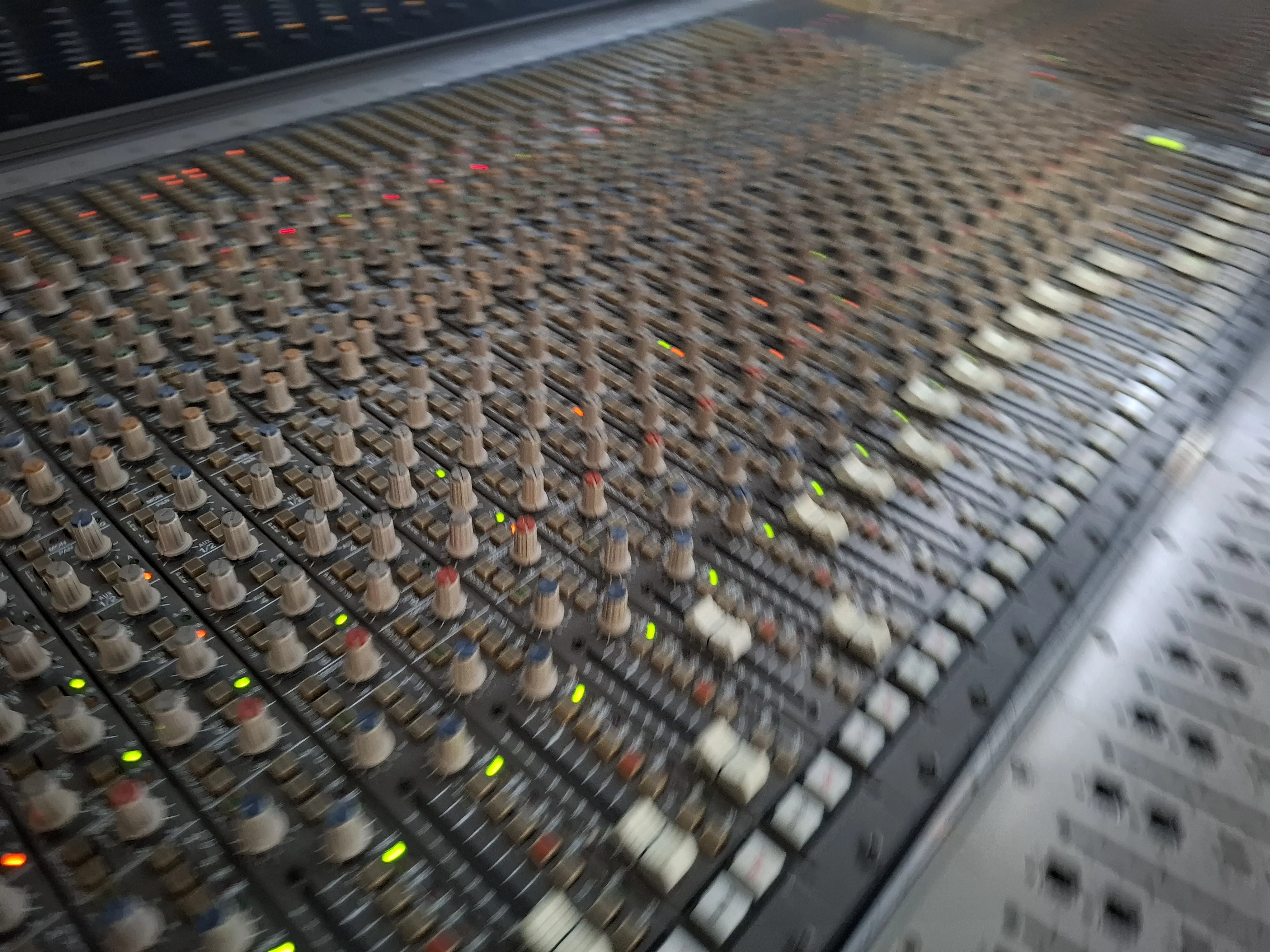 Mi a különbség keverés és mastering között?