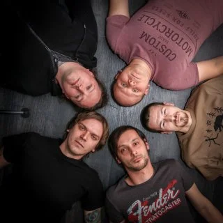 the False - Lépd Át