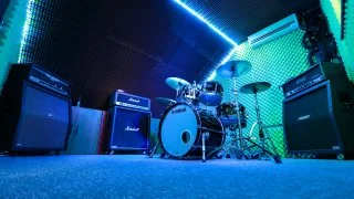 live room A - felszerelt dobbal, és hangszeralapokkal